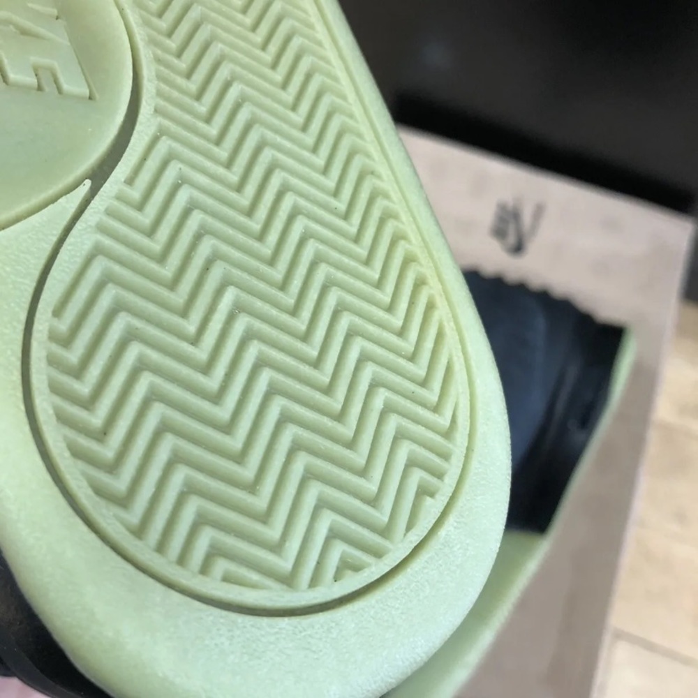 Yeezy sneakers - Picture 10 of 13